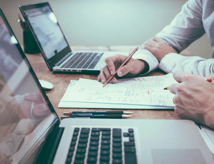 Profesionales revisando documentación financiera